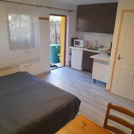 Ujkishaz - * Budapesta