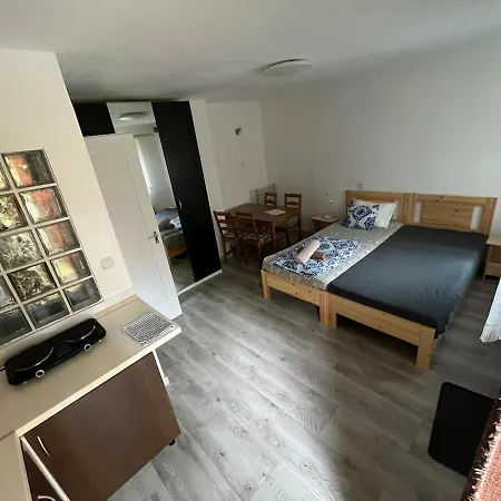 Ujkishaz - Apartamento *