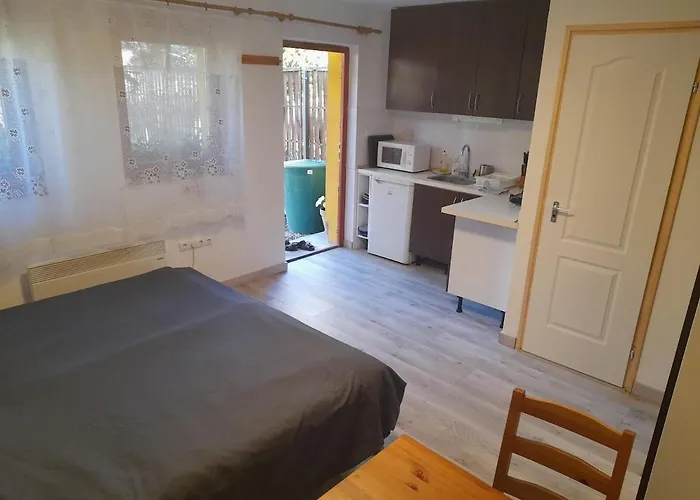 Ujkishaz - * Budapest