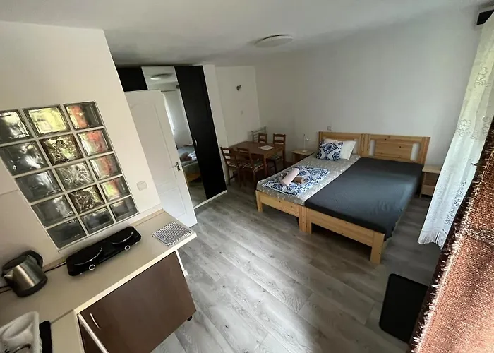 Ujkishaz - アパート *