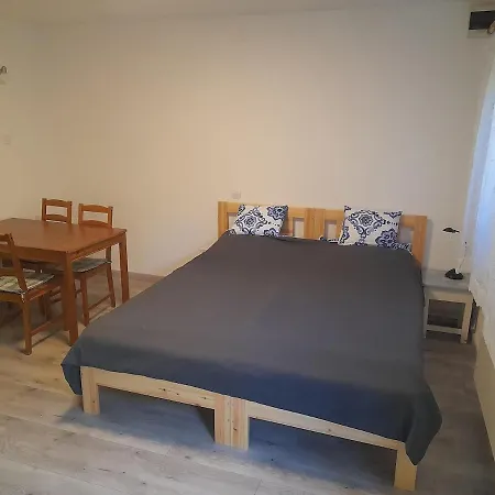 Apartman Ujkishaz - *